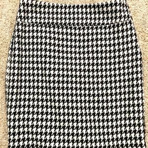 The Limited black and white patterned pencil skirt
